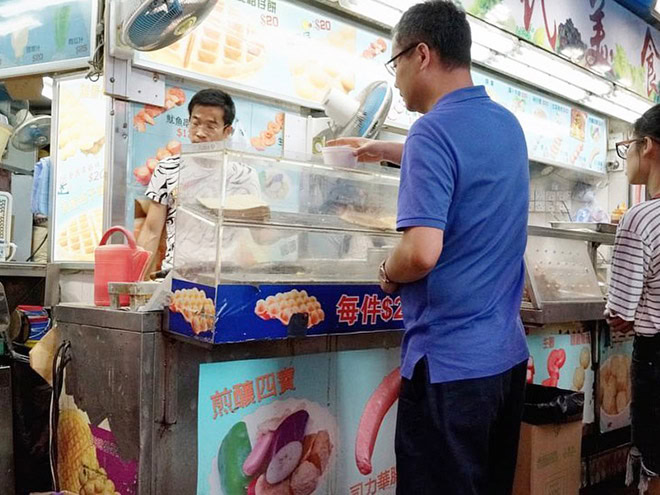 Accidentally funny street photo by Edas Wong.